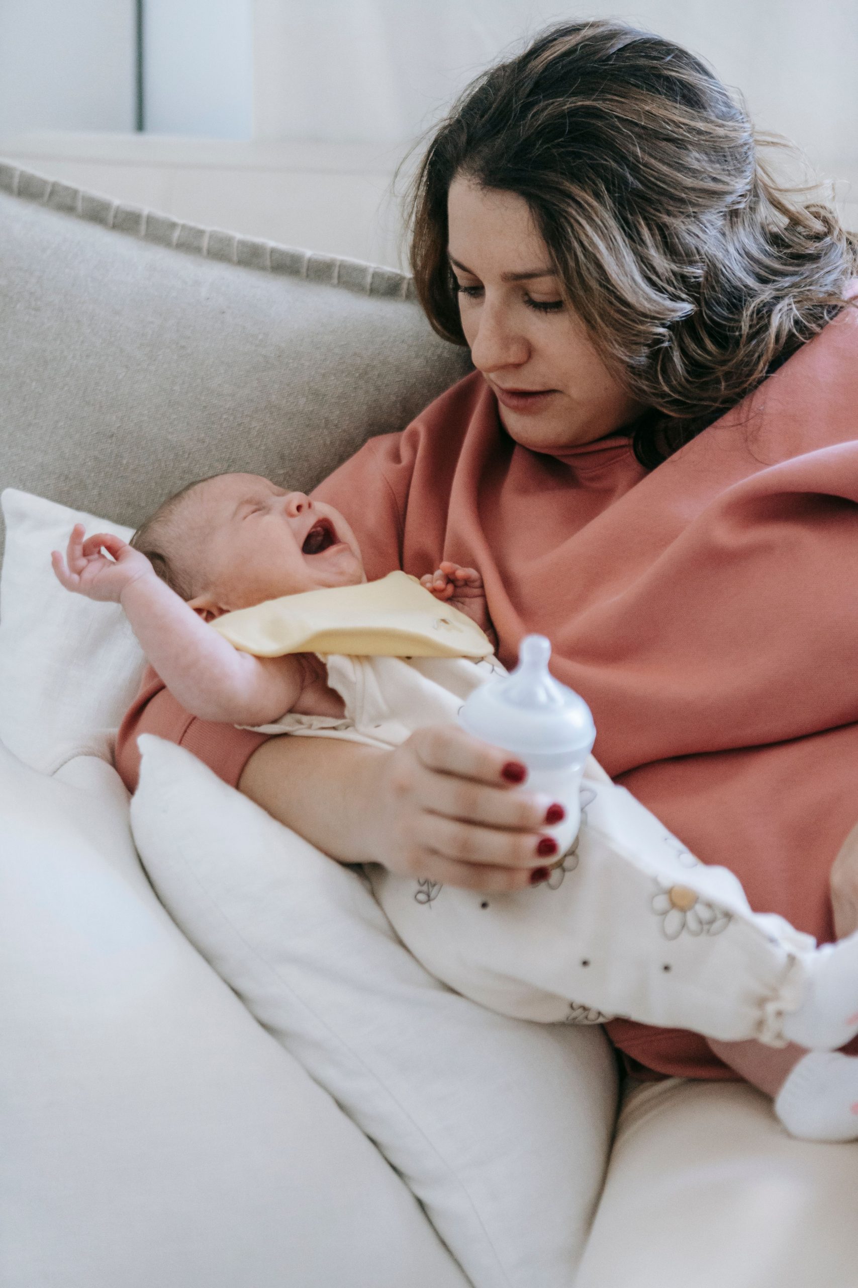 Parent fatigué·e avec bébé, scène vraie du quotidien